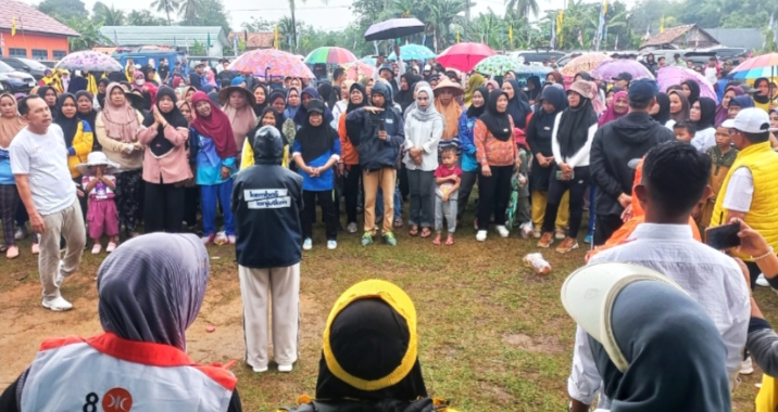 Diguyur Hujan, Warga Karang Jaya Tetap Antusias Ikuti Kampanye Ngesti-Amin